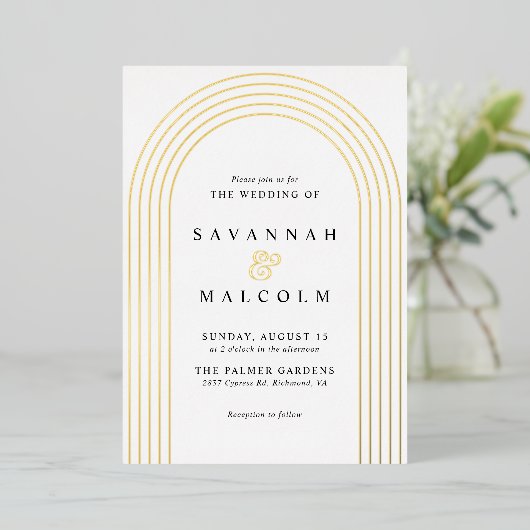 Zachte glam | Witte en gouden boog Eenvoudige brui Folie Uitnodiging (Staand Voorkant)
