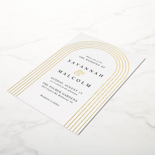 Zachte glam | Witte en gouden boog Eenvoudige brui Folie Uitnodiging (Gedraaid)