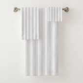 Zachte Grijze en Witte Ticking Streep Bad Handdoek (Insitu)