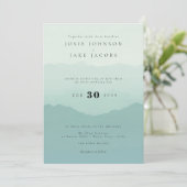 Zachte groene bergen bruiloft uitnodiging (Staand voorkant)