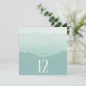 Zachte groene bergen trouwtafel nummer vierkant kaart (Staand voorkant)