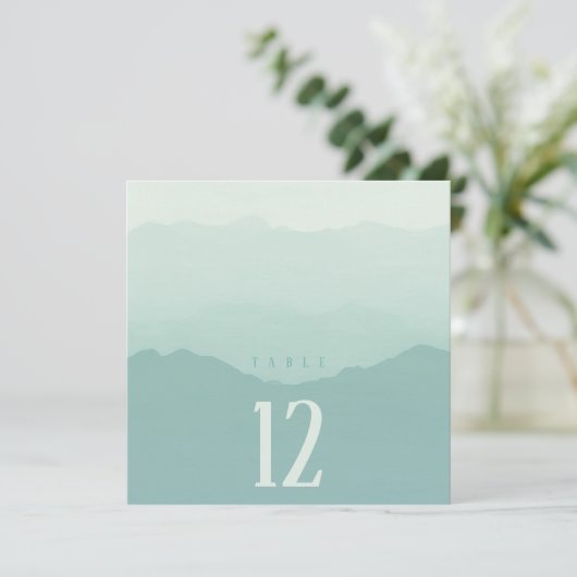 Zachte groene bergen trouwtafel nummer vierkant kaart (Staand voorkant)