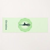 Zachte Groene Yoga Pose met aangepaste naam Yogamat (Voorkant (horizontaal))