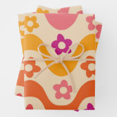 Zachte groovy bloemenpatroon op retro golven  inpakpapier vel (In situ)