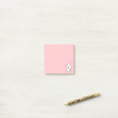 Zachte kat en hart op roze post-it® notes (Op bureau)