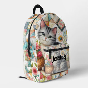 Zachte kat op een bloemetjes quilt cottagecore bedrukte rugzak