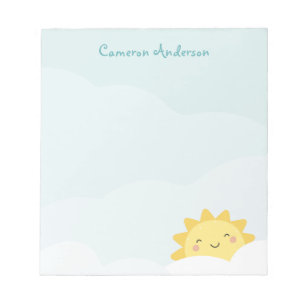 Zachte kawaii zon op wolken achtergrond met naam t notitieblok