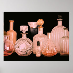 Zachte kleuren op retro parfumflessen aan een muur poster