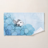 Zachte kleuren. Zoete vis. Gelukkige hand en gezic Handdoek (Handdoek)