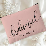 Zachte koraal bruidsmeisje moderne kalligrafie etui<br><div class="desc">Vier uw bruidsfeest met deze elegante zachte koraal roze bruidsmeisje accessoire zakje. Met moderne kalligrafie en aanpasbaar met de naam van uw bruidsmeisje, is dit zakje zowel stijlvol als praktisch. De zachte stoffige salie kleur en het elegante script creëer hebben een verfijnde look, perfect voor het houden van make-up, toiletartikelen...</div>