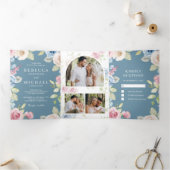 Zachte lente Bloemen Dusty Blue Wedding Drieluik Uitnodiging (Binnen)
