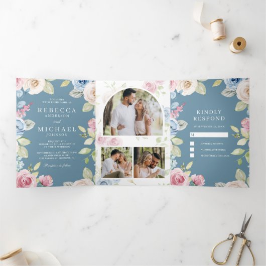 Zachte lente Bloemen Dusty Blue Wedding Drieluik Uitnodiging (Binnen)