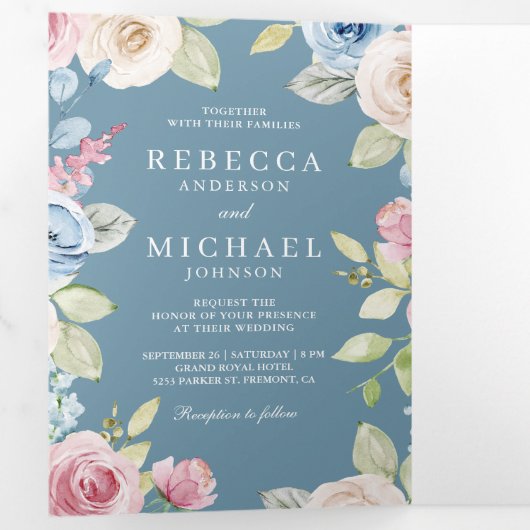 Zachte lente Bloemen Dusty Blue Wedding Drieluik Uitnodiging (Binnenzijde eerst)