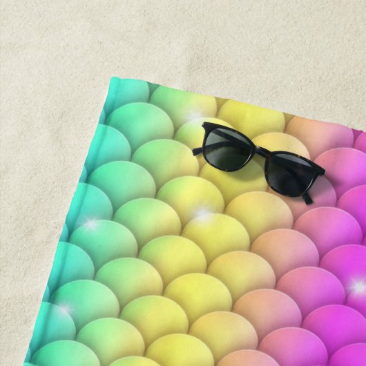 Zachte Meisjesachtige Glanzende Regenboog Zeemeerm Strandlaken (In situ)