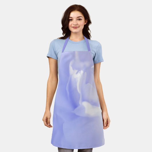 Zachte Paarse Floral All-Over Print Schort (Gedragen)