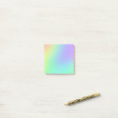Zachte pasta-regenbooggradiënt na de it-opmerkinge post-it® notes (Op bureau)