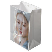 Zachte Pastel Esthetische Vrouw Fijne Kunst Medium Cadeauzakje (Voorkant Gekanteld)