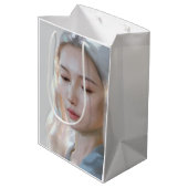 Zachte Pastel Esthetische Vrouw Fijne Kunst Medium Cadeauzakje (Achterkant Gekanteld)
