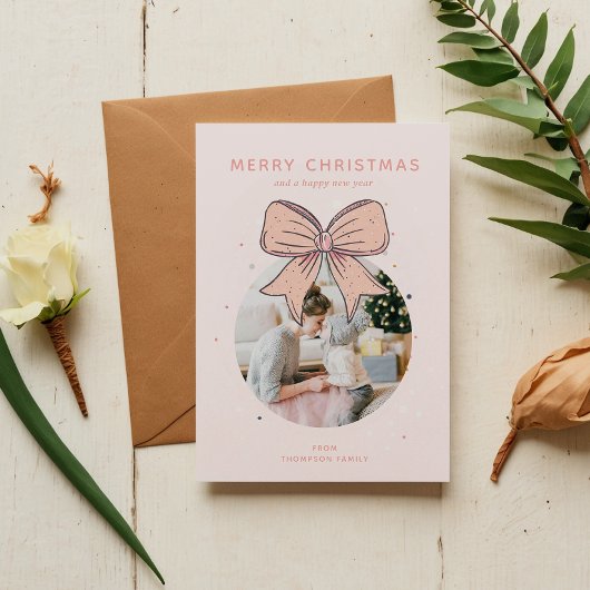 Zachte Pastel Roze Kerstbal Bow Foto Feestdagenkaart