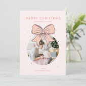 Zachte Pastel Roze Kerstbal Bow Foto Feestdagenkaart (Staand voorkant)