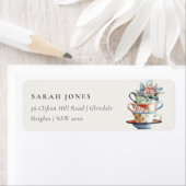 Zachte Pastelkleurige Gestapelde Kopjes Bloemige T Etiket (Insitu)