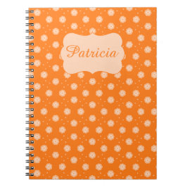Zachte perzik beige bloemen op oranje achtergrond notitieboek