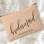 Zachte perzik bruidsmeisje moderne kalligrafie etui<br><div class="desc">Vier uw bruidsfeest met deze elegante zachte perzik bruidsmeisje accessoire zakje. Met moderne kalligrafie en aanpasbaar met de naam van uw bruidsmeisje, is dit zakje zowel stijlvol als praktisch. De zachte stoffige salie kleur en het elegante script creëer hebben een verfijnde look, perfect voor het houden van make-up, toiletartikelen of...</div>