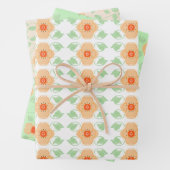 Zachte perzikkleurig bloemig inpakpapier vel (In situ)