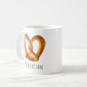 Zachte pretzel met zout koffiemok (Voorkant links)