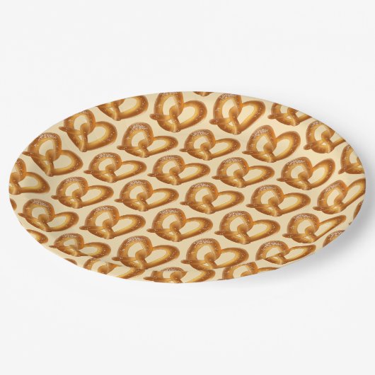 Zachte pretzel met zout papieren bordje (Gekanteld)