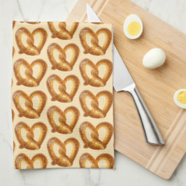 Zachte pretzel met zout theedoek