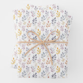 Zachte regenboogbladeren op wit inpakpapier vel (In situ)