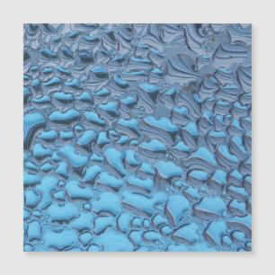 Zachte regendruppels op blauw glas