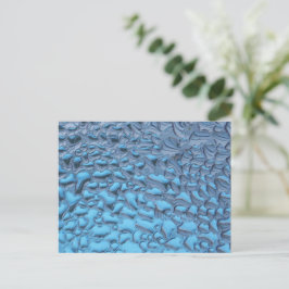 Zachte regendruppels op blauw glas briefkaart