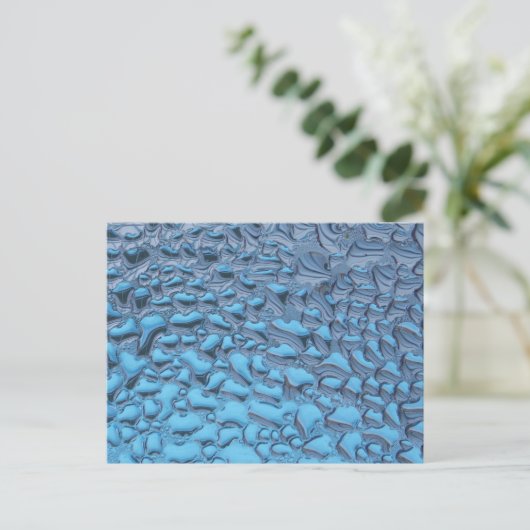 Zachte regendruppels op blauw glas briefkaart (Staand voorkant)