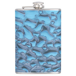 Zachte regendruppels op blauw glas heupfles