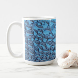 Zachte regendruppels op blauw glas koffiemok