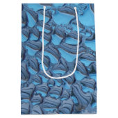 Zachte regendruppels op blauw glas medium cadeauzakje (Achterkant)