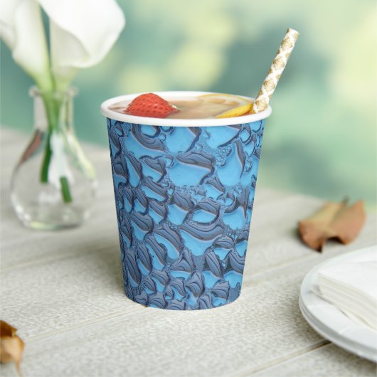 Zachte regendruppels op blauw glas papieren bekers (Insitu)