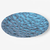 Zachte regendruppels op blauw glas papieren bordje (Gekanteld)