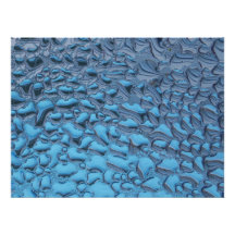 Zachte regendruppels op blauw glas