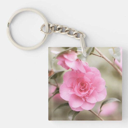 Zachte roze Camellia bloem Sleutelhanger (voorkant)