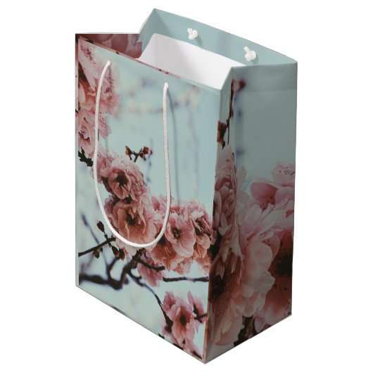 Zachte Roze Cherry Blossom Gift Box Medium Cadeauzakje (Achterkant Gekanteld)