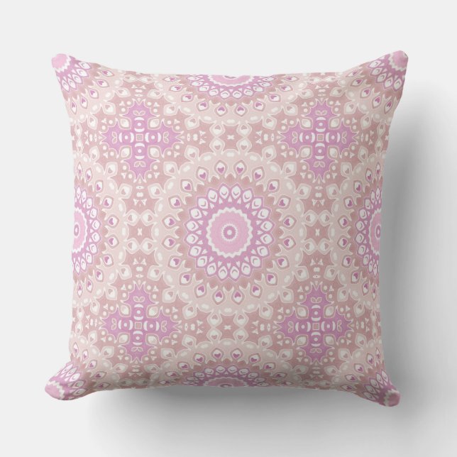 Zachte Roze Mandala met Hart- en Bloemblaadjesmoti Kussen (Voorkant)