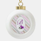 Zachte tonen van roze monogrammed diagonale strepe keramische bal ornament (Voorkant)