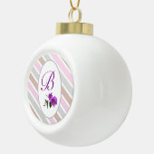 Zachte tonen van roze monogrammed diagonale strepe keramische bal ornament (Rechts)