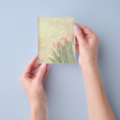 Zachte tulpen op de papierlade flyer (Hand)