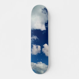 Zachte vlekken van wolken persoonlijk skateboard