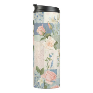 Zachte vrouwelijke bloemenroze en blauwe patchwork thermosbeker