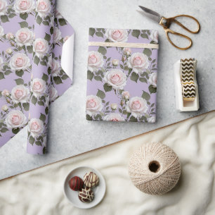 Zachte witte en blos roze rozen op rokerige lavend cadeaupapier